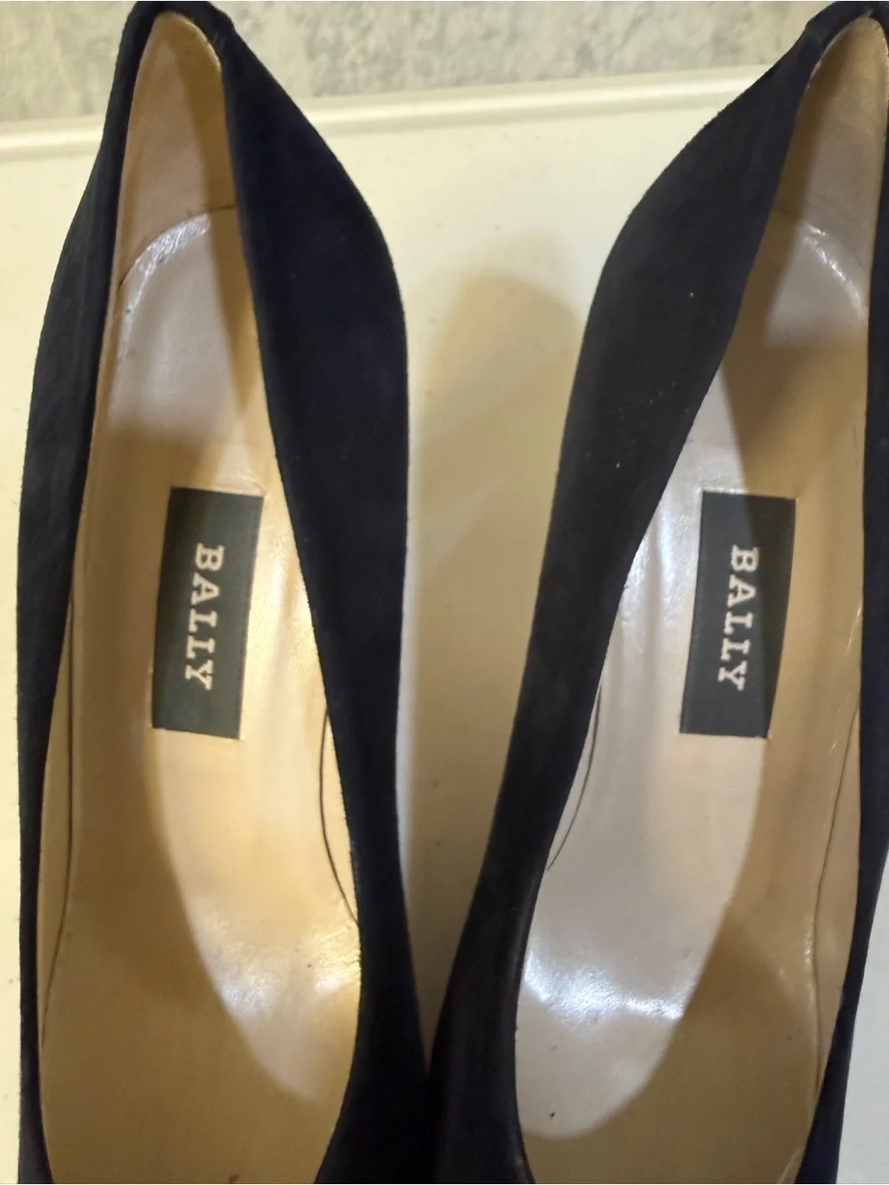 Bally Suede Heels Size 7.5 Navy Pumps with Gold Chain Heel Detail - Picture 8 of 9